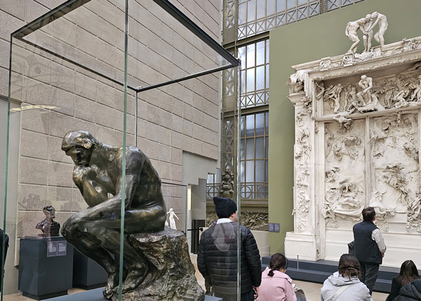 オルセー美術館にあるロダンの考える人と地獄の門（石膏原型）