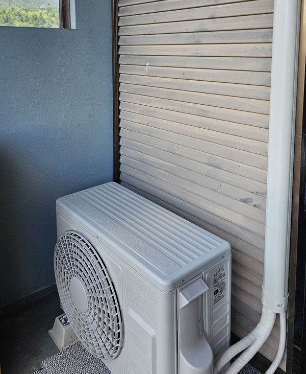 室外機の配管カバーはアイボリーにした